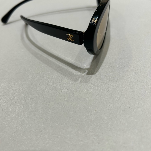 Chanel sunglasses with mirrored lenses - Picture 4 of 4